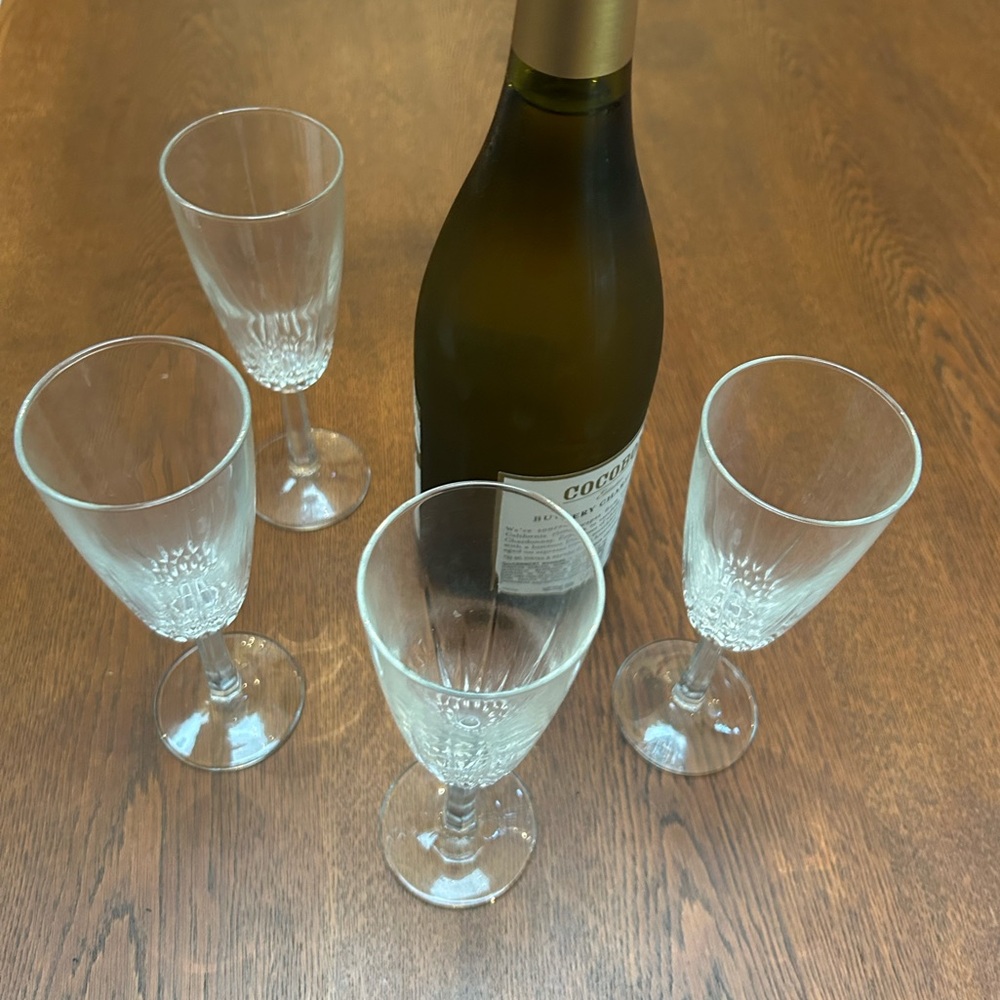 Clear Glass Toasting Flutes Champagne Glass Set /4! Cut glass style-not plain.